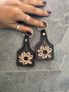 Meilleure vente porte-clés en cuir usiné sculpté à la main porte-clés en cuir de forme exotique mignon accessoires en cuir usiné porte-clés - Product Image 2