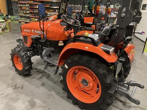 Utilisé pour le tracteur agricole compact 4x4 EK1 261 avec boîte de vitesses, moteur 25 CV, chargeur frontal et pelle arrière - Product Image 6