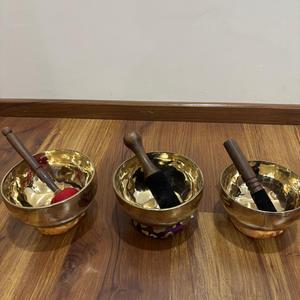 Bol chantant en métal en bronze d'inspiration himalayenne artisanat bouddhiste de style traditionnel pour la guérison des chakras et la thérapie de bain sonore - Product Image 1