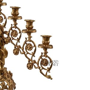 Candelabros de latón antiguo con grabados artísticos ornamentados y múltiples brazos curvos para una elegante decoración Vintage para el hogar - Product Image 5