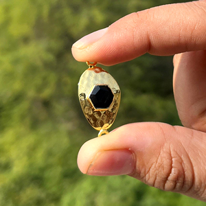 Bijoux minimalistes avec pendentif en pierre précieuse, forme hexagonale, onyx noir, connecteur plaqué or, texture martelée, métal, fabrication artisanale de bijoux - Product Image 5