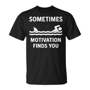 T-shirt vintage con stampa 'Sometimes Motivation Finds You Shark', design promozionale ispirato al vintage - Product Image 1