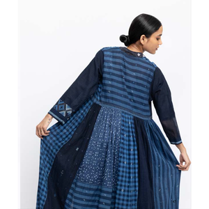 เดรส AMBER 10-Boho-Elegant สีคราม ผ้าจอร์เจตต์ สำหรับผู้หญิง ไซส์ XS-XL ฟรีไซส์ ระบายอากาศได้ดี มีซิป เหมาะสำหรับสาวออฟฟิศ ความยาวระดับเข่า - Product Image 2