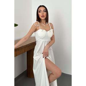 Robe en satin blanc avec fente et coussinets de soutien-gorge intégrés - Blanc - Product Image 3