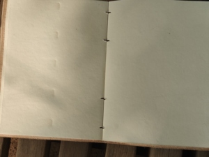Journal fait à la main à point latéral en cuir uni, à couverture rigide, fil à coudre pour usage personnel et professionnel, avec papier fait main - Product Image 3