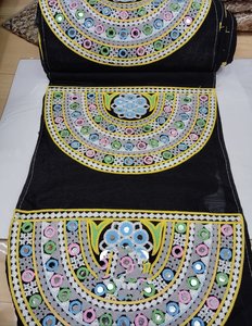 Fabriqué sur mesure pour la beauté et les détails, nos lacets brodés sont destinés aux accessoires de mariée et aux designs de mode personnalisés. - Product Image 2