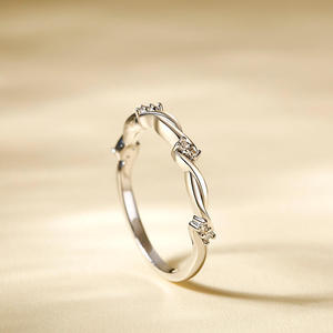 แหวนเงินแท้ทรงกลมประดับเพชรโมอิสซาไนต์สำหรับผู้หญิง - Product Image 4