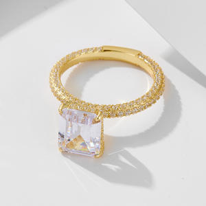 Bague de fiançailles en argent 925 plaqué or avec zircon taille émeraude en gros - Product Image 2