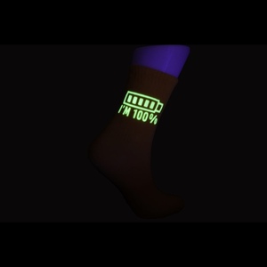 Calcetines de algodón deportivos de neón unisex, cómodos y transpirables con estampado de letrero luminoso, diseño de logotipo informal en la parte inferior de punto de Spandex - Product Image 2