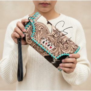 Cartera de mujer de cuero de vaca repujado estilo vintage con diseño de baraja de cartas, color turquesa, con costuras de látigo, tarjetero, monedero tipo clutch y pulsera con cremallera y pelo. - Product Image 1