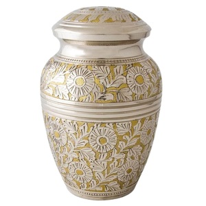 Urnas de recuerdo de cremación de latón con diseño de flores Grabado completo Peltre y acabado en oro Mini urnas de recuerdo para cenizas humanas - Product Image 1