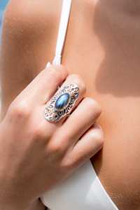 อัญมณีธรรมชาติแร่แลบราโดไรต์สีรุ้งไม่เหมือนใครทันสมัยสำหรับสุภาพสตรีเครื่องประดับเงินสเตอร์ลิงชุบทองสำหรับงานแต่งงาน - Product Image 3