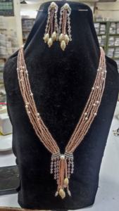 สร้อยคอพร้อมจี้ขายดีที่สุด ประดับด้วยลูกปัดมาลาแบบยาว พร้อมชุดสร้อยคอและต่างหูเข้าชุดสีเดียวกัน เหมาะสำหรับงานแต่งงาน - Product Image 2