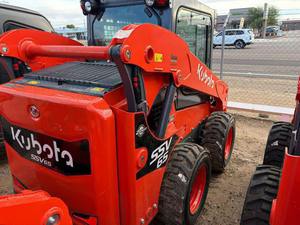 รถตักล้อยาง Kubota SSV65 มือสอง เครื่องยนต์ดีเซล 64 แรงม้า ห้องโดยสารแบบปิด ระบบไฮดรอลิกเสริม รถตักขนาดกะทัดรัด พร้อมจัดส่ง - Product Image 3