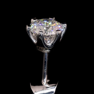 Goujon en diamant de laboratoire en or 14 carats fabriqué avec un diamant rond de laboratoire, offrant un éclat éthique et un ajustement sûr - Product Image 3