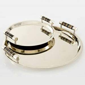 Elegante bandeja de metal para chocolate con superficie pulida para una elegante presentación de postres y decoración del hogar - Product Image 1