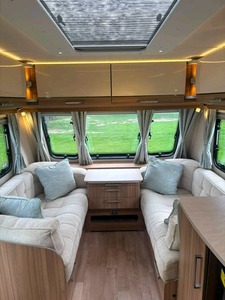 Caravana de Aluminio de Lujo Personalizable 4x4, Capacidad de Carga Útil de 2060 kg, Capacidad para 4-6 Personas, Dormitorio para Aventuras Todoterreno, RV Familiar - Product Image 3