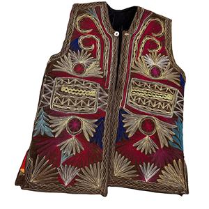 Chaleco tradicional afgano de terciopelo rojo para hombre con extensivo trabajo de espejos y decoraciones de monedas tribales, chaleco étnico Kuchi. - Product Image 1