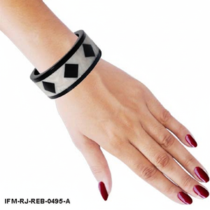 Bracelet en résine Harlequin monochrome, style vintage, incrustation de diamants noirs et blancs, bijou audacieux à motif géométrique - Product Image 2