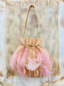 Pochette de Potli brodée élégante faite à la main indienne Sac de soirée élégant pour les mariages et les célébrations! - Product Image 2