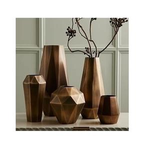 แจกันดอกไม้โลหะที่มีสไตล์และทนทานสำหรับการจัดดอกไม้อย่างหรูหราในสำนักงานห้องนั่งเล่นและการตกแต่งงานหรูหรา - Product Image 1