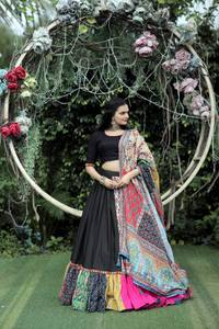 Nuptiale portant travail lourd spécial Zari travail et séquence de fil travail vêtements de mariage chnaiya choli - Product Image 6