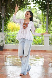 Presentamos nuestra moda étnica de estilo moderno diseñada para mujeres que buscan una fusión elegante de herencia con sofisticación urbana. - Product Image 4