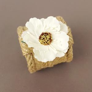 Anillo de Servilleta de Yute Hecho a Mano con Detalle de Flor Blanca para Decoración del Hogar Estilo Boho y Arreglos de Mesa para Fiestas, Venta al por Mayor desde India - Product Image 5