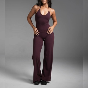 Ensemble de yoga 2 pièces rouge bordeaux : Haut dos nageur à col carré et Legging évasé taille en V avec effet froncé aux fesses - Product Image 3