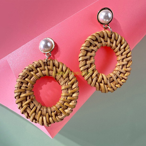 Pendientes huecos geométricos de rafia de ratán hechos a mano para vacaciones en la playa de verano, Pendientes colgantes de moda hechos en Vietnam para mujer - Product Image 5