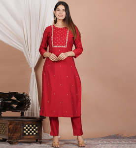 Conjunto de Kurta y Pantalón Recto de Poliéster Rojo Sólido para Mujer con Adornos de Gota Patti y Perlas, Cuello Redondo y Mangas 3/4 para un Estilo Elegante - Product Image 1