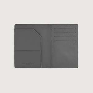 Cartera de Viaje Casual Bernardi Gris de Cuero Genuino con RFID, Tarjetero Antirrobo Hecho a Mano, Cierre Plegable Corto, Patrón con Logotipo - Product Image 4