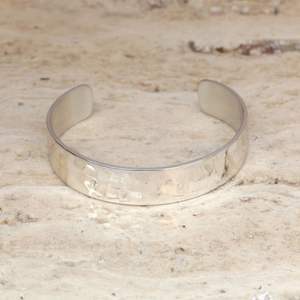 Bracelet ouvert élégant pour femmes en laiton plaqué argent avec gravure personnalisée, bracelet de créateur, cadeau de bijoux - Product Image 4