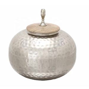 Tarro de urna de aluminio con patrón martillado de Venta caliente con tapa de madera Urna de cremación Contenedor conmemorativo Tarro de urna de metal conmemorativo - Product Image 1
