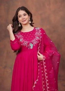 Elegante Conjunto de Tres Piezas de Ropa Étnica para Mujer, Top y Falda Bordados en Seda de Rayón y Dupatta de Organza, para Ocasiones Festivas - Product Image 5