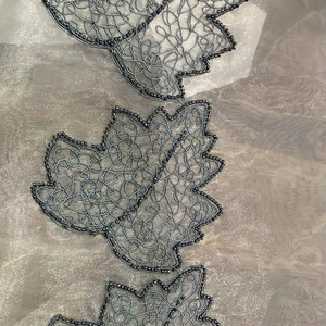 Tissu en dentelle brodée florale colorée vibrante et détaillée avec des motifs complexes, parfait pour la mode haut de gamme - Product Image 1