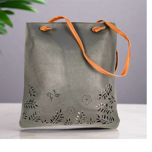 Bolso de hombro clásico minimalista de piel sintética negra. Elegante y versátil. Disponible a precios de mayoreo. - Product Image 4