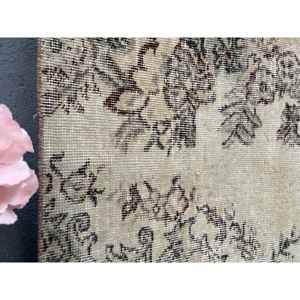 Alfombra Pequeña Vintage de 2.6x5.3 pies (80x163 cm), Alfombra Turca de Lana con Diseño Floral Beige - Product Image 4