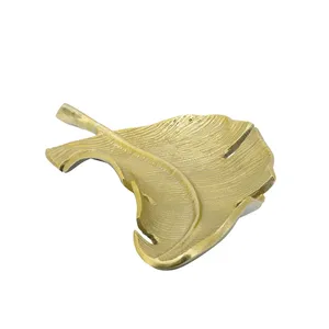 Plateaux Feuille en Métal Doré Plateau de Service Designer - Product Image 5