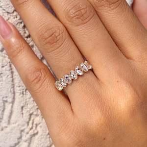 แหวนเพชรทรงรูปไข่แบบ Eternity Band ดีไซน์ขาเพชรแบบ Shared Prong สวยหรู - Product Image 2