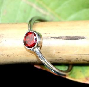 แหวนเงินแท้ 925 ประดับพลอยโกเมนแดง ทำมือ ของขวัญประจำเดือนเกิด - Product Image 1
