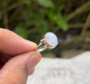Bague artisanale vintage fantaisie en pierre de lune arc-en-ciel, en argent sterling 925, bijou en pierre précieuse naturelle, cadeau pour elle, pour mariage ou fête - Product Image 5