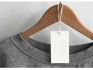 Tùy chỉnh thẻ trắng giấy may treo thẻ giấy với tên thương hiệu Logo dập nổi deboss may Matte varnishing Swing <span class=keywords><strong>Tag</strong></span> cho vải - Product Image 2