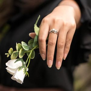 Anillo de Moissanita con Corte Redondo de 1 Quilate, con Engaste de Puntas Chapado en Oro de 14K, Estilo Lujoso para Mujer, para Boda y Compromiso - Product Image 4