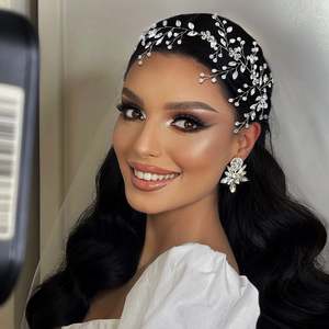 Diadema Bridella BHP65-S Plateada con Pedrería y Cristal, Ajuste Cómodo para Bodas y Eventos Formales, Hecha de Perlas y Metal - Product Image 5