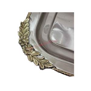 Pièce maîtresse élégante de haute qualité fabriquée en inde plateau de service avec illustration de fleurs en laiton fournitures de restaurant et d'hôtel personnalisables - Product Image 2