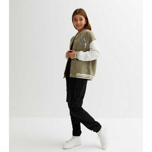 Chaqueta Universitaria Personalizada de Alta Calidad para Mujer con Cuerpo de Lana Transpirable y Mangas de Cuero con Bordado de Chenilla y Decoración de Letras - Product Image 4