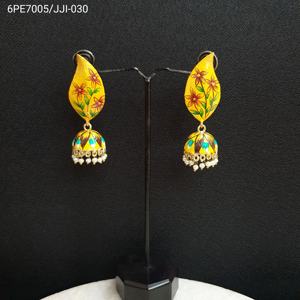 Pendientes Jhumki pintados a mano con flores amarillas, joyería de aleación para fiesta hecha de aleación de zinc - Product Image 2