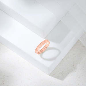 Anillo de Oro Chapado con Corte Princesa y Diseño de Racimo, Joyería Cristiana de Moda - Product Image 1