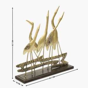 Pièce maîtresse élégante de figurine de grue dorée pour le salon, décor à la maison, art d'oiseau en métal sur un socle en bois fabriqué à la main d'Inde - Product Image 2